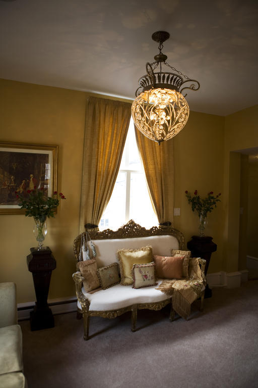 Guest house The Georgian Residence Luxury Boutique Suites Niagara Falls